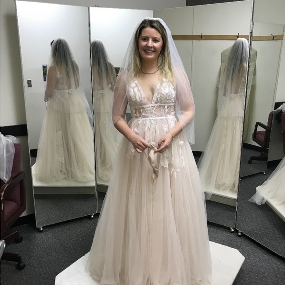 BHLDN Ivory Floral Lace Wedding Dress - Picture 3 of 9